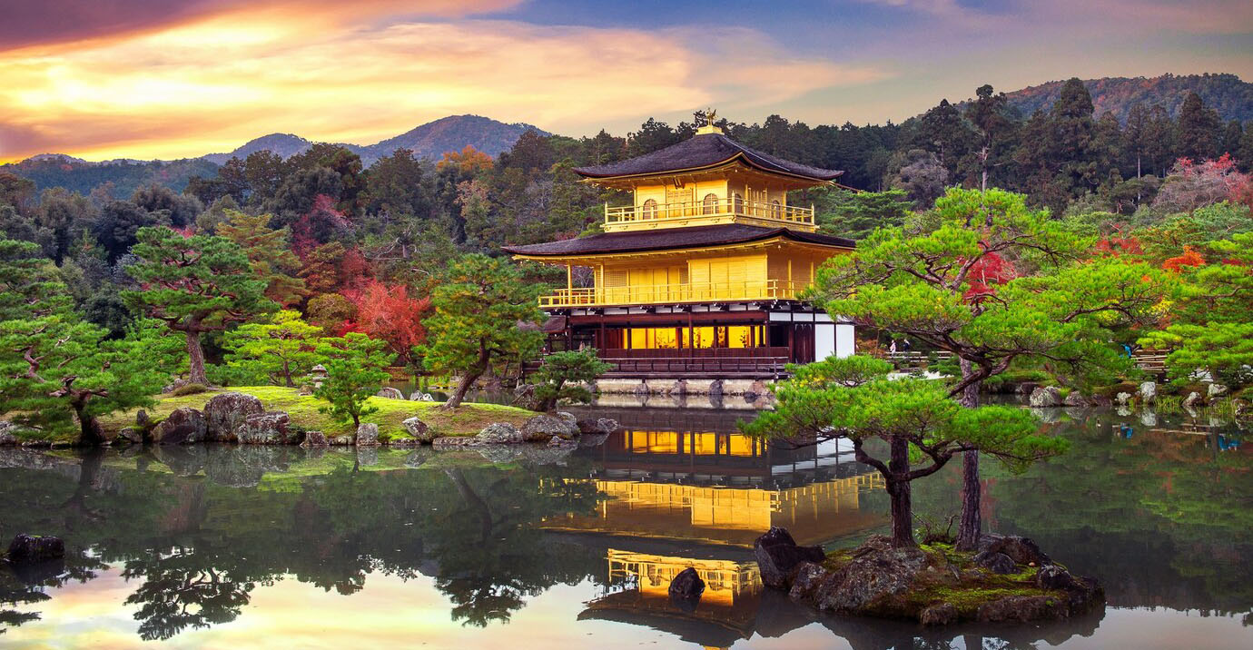 the-golden-pavilion-kinkakuji-chùa-ở-kyoto-japan_335224-19